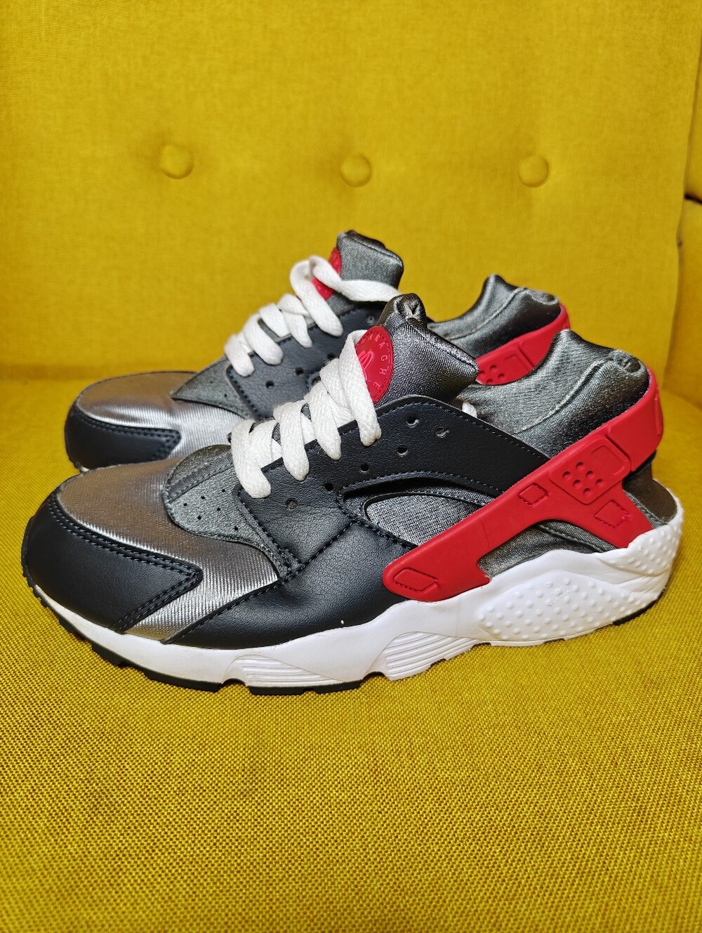 Nike Air Huarache Run Dark Smoke Grey University Red Sneakers Big Kids Shoe 6.5Y